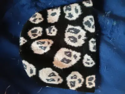 Gorro beanie Y2k negro con calaveras - miniatura 1