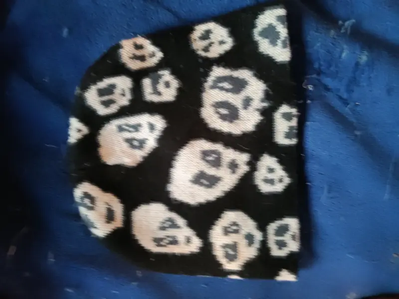 Gorro beanie Y2k negro con calaveras - 2