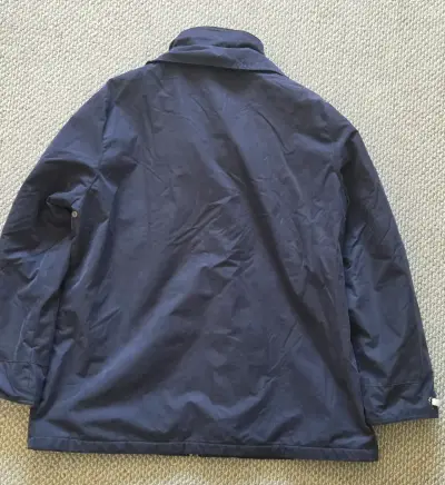 Chaqueta azul impermeable - miniatura 2