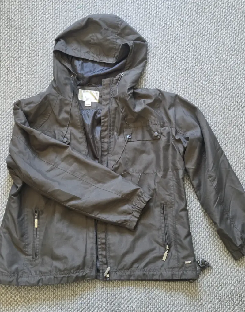 Chaqueta impermeable gris con capucha - 1