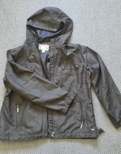Chaqueta impermeable gris con capucha - miniatura 1