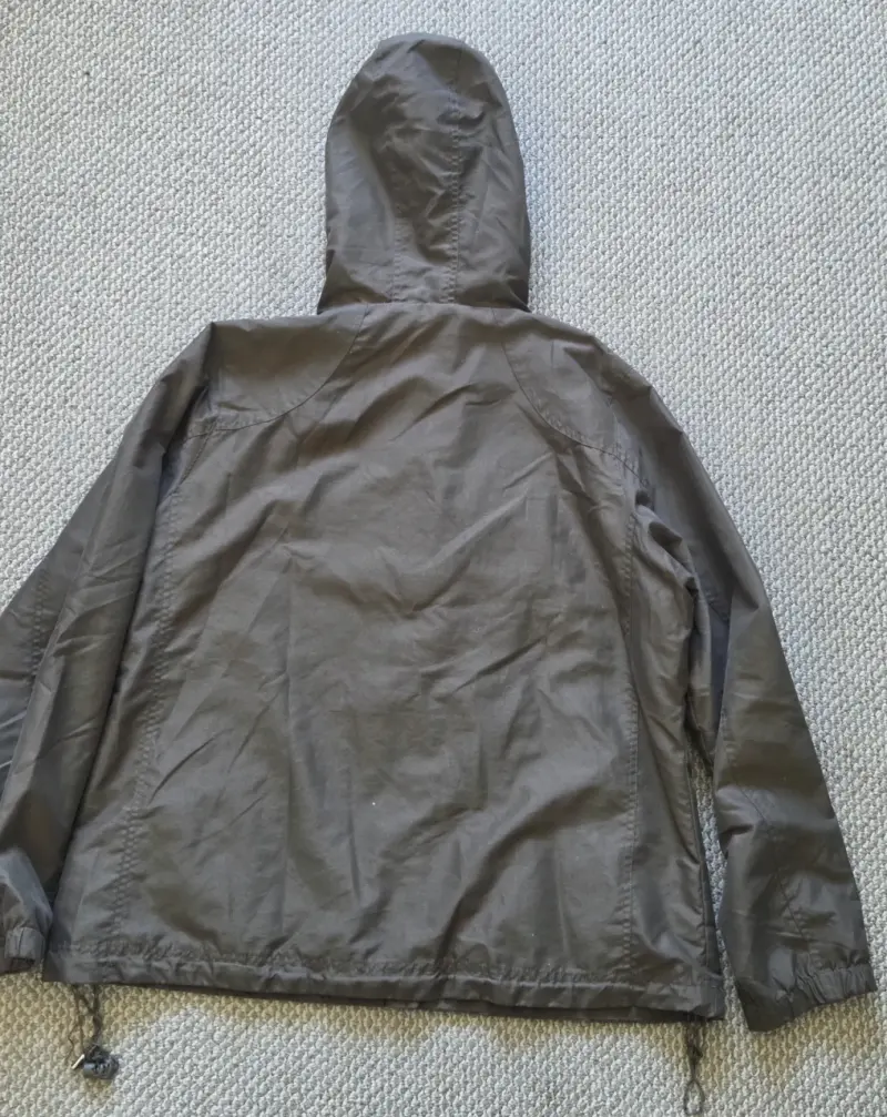 Chaqueta impermeable gris con capucha - 2