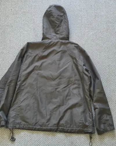 Chaqueta impermeable gris con capucha - miniatura 2