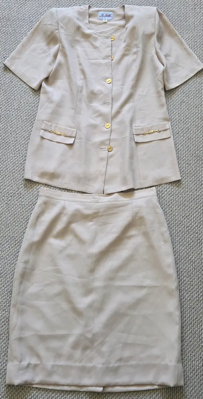 Conjunto beige con botones dorados - 1