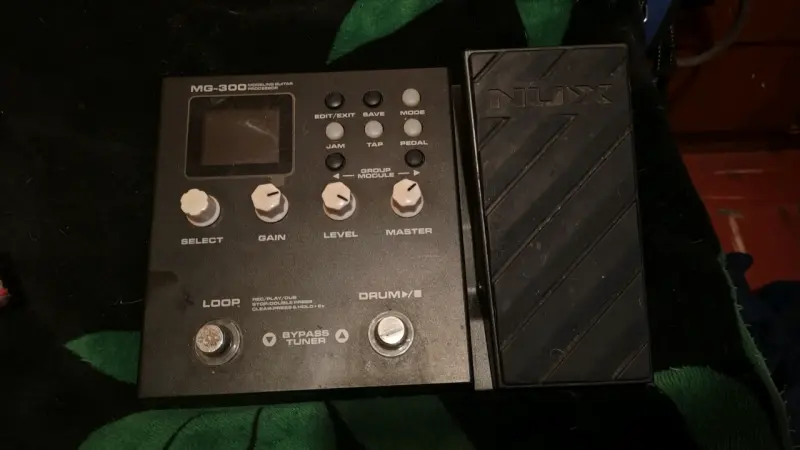 Pedalera de efectos Nux MG-300 - 1