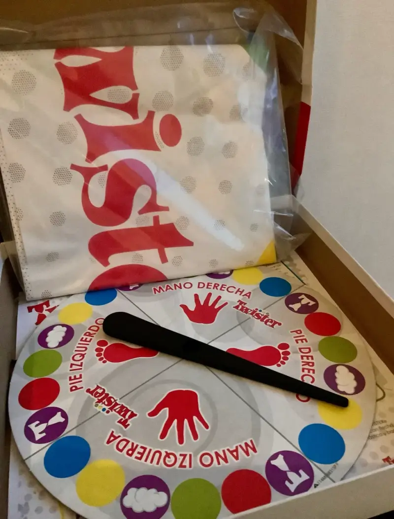 Juego de mesa Twister (Hasbro) - 2
