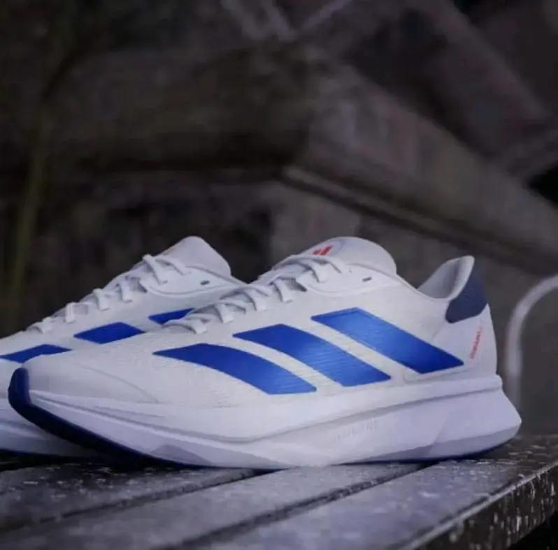 Zapatillas deportivas blancas y azules