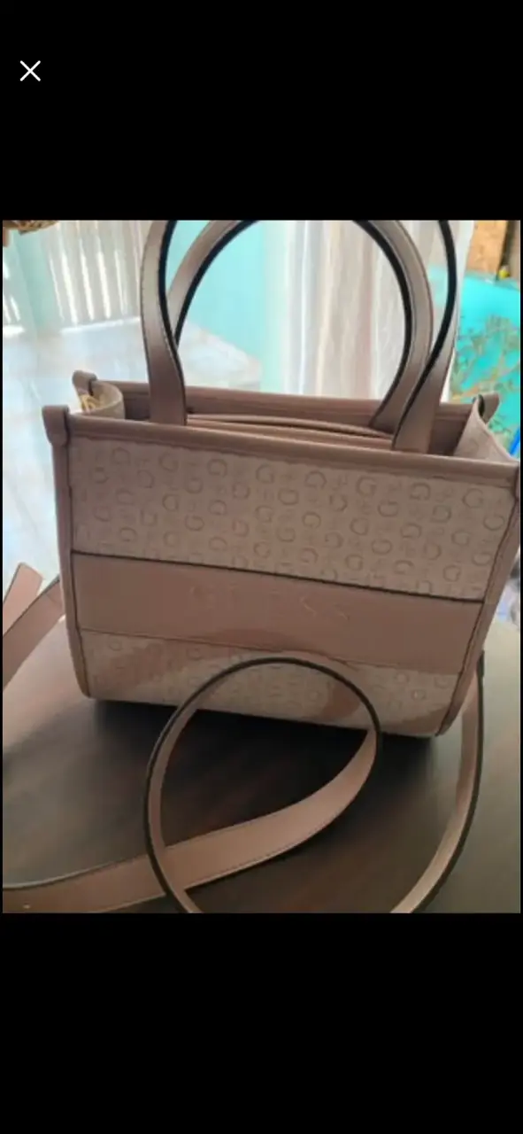 Bolso beige Guess rosada - 1