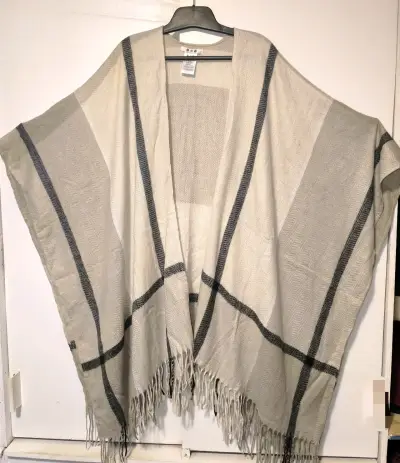 Poncho/ruana beige con flecos - miniatura 1