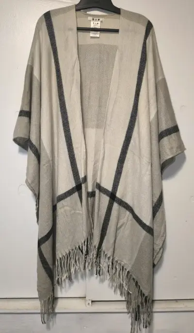Poncho/ruana beige con flecos - miniatura 2