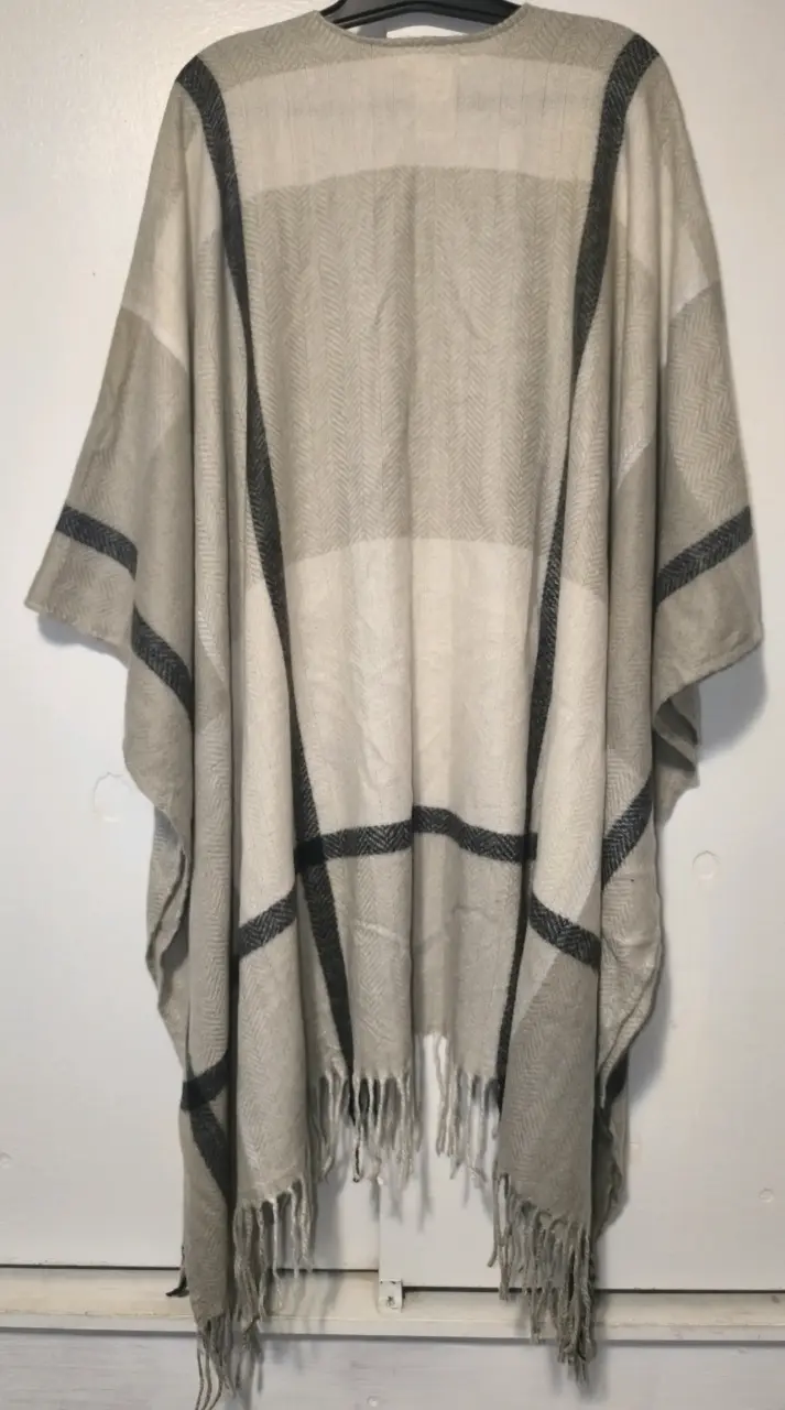 Poncho/ruana beige con flecos - 3