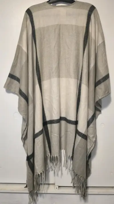 Poncho/ruana beige con flecos - miniatura 3