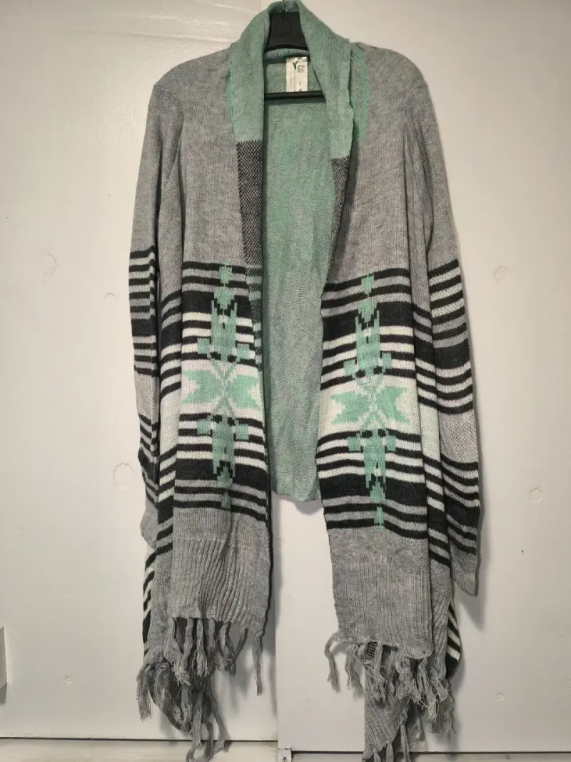 Cárdigan gris con diseño étnico - 1