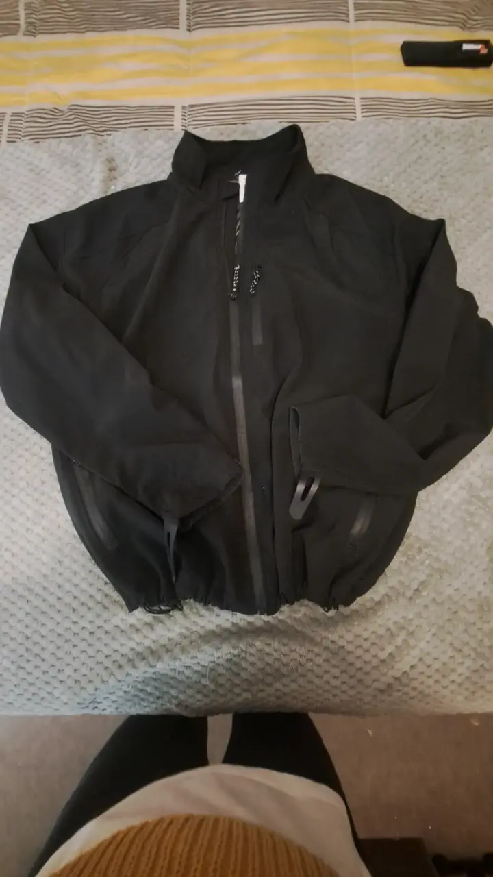 Chaqueta negra con cierre