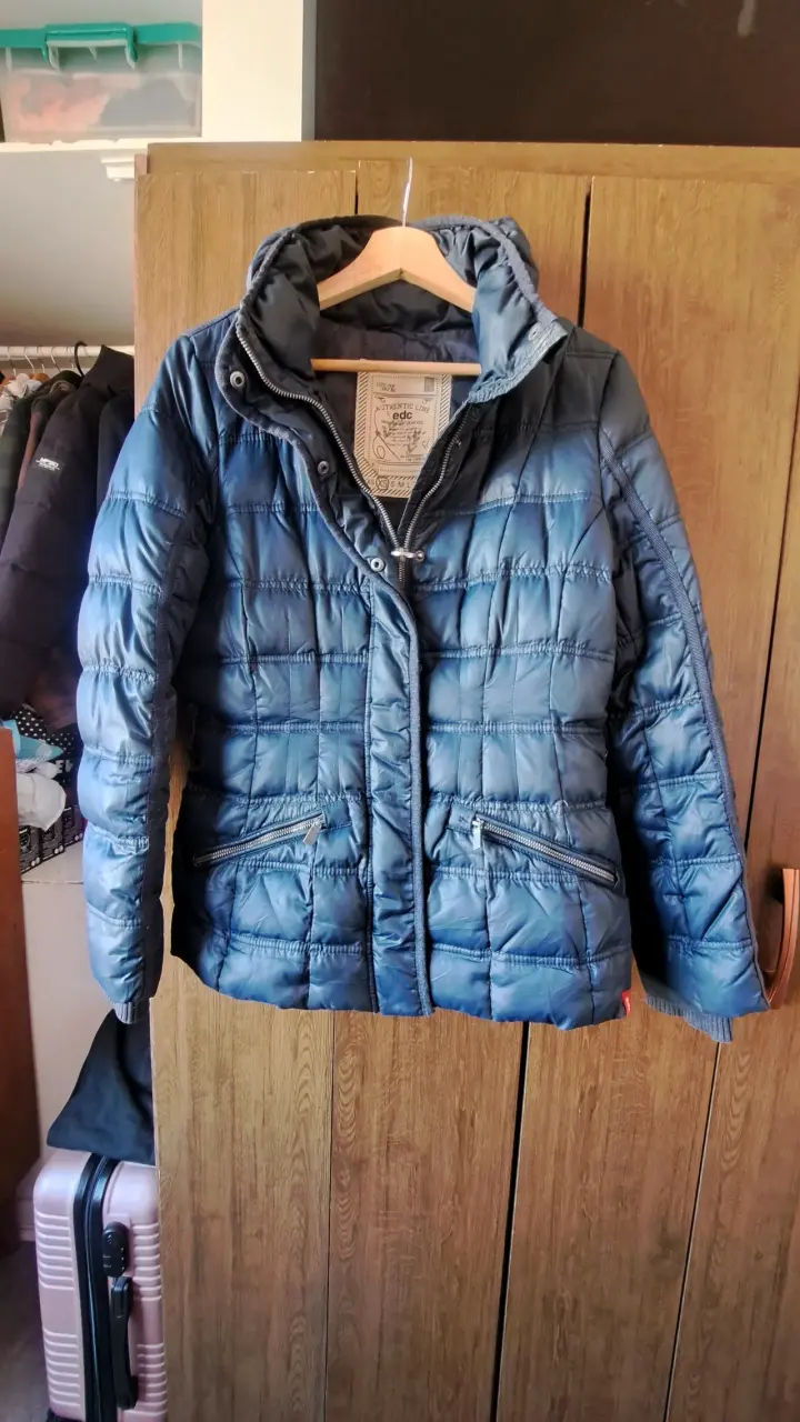 Chaqueta azul acolchada