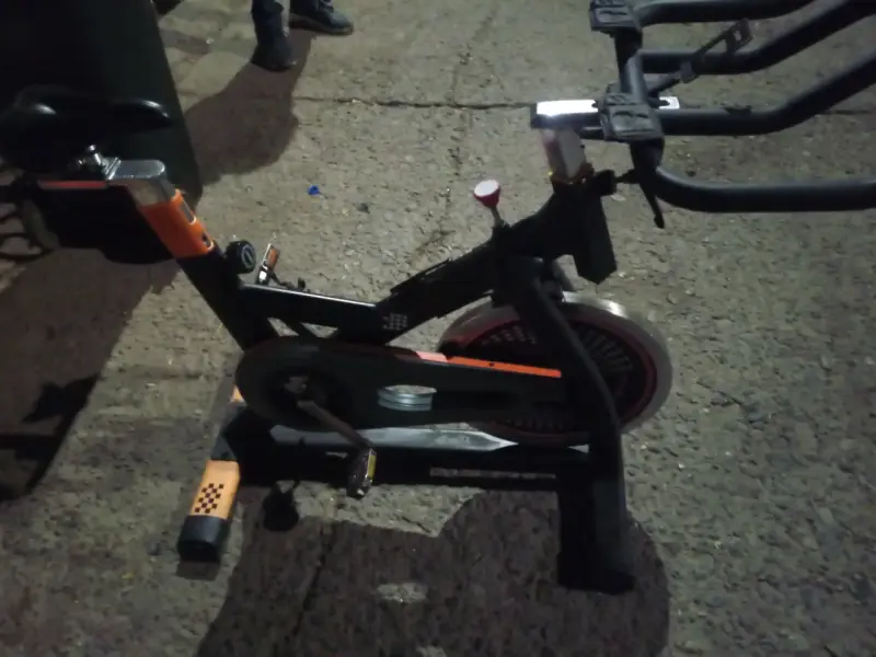 Bicicleta de spinning negra - 1