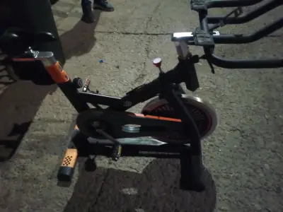 Bicicleta de spinning negra - miniatura 1