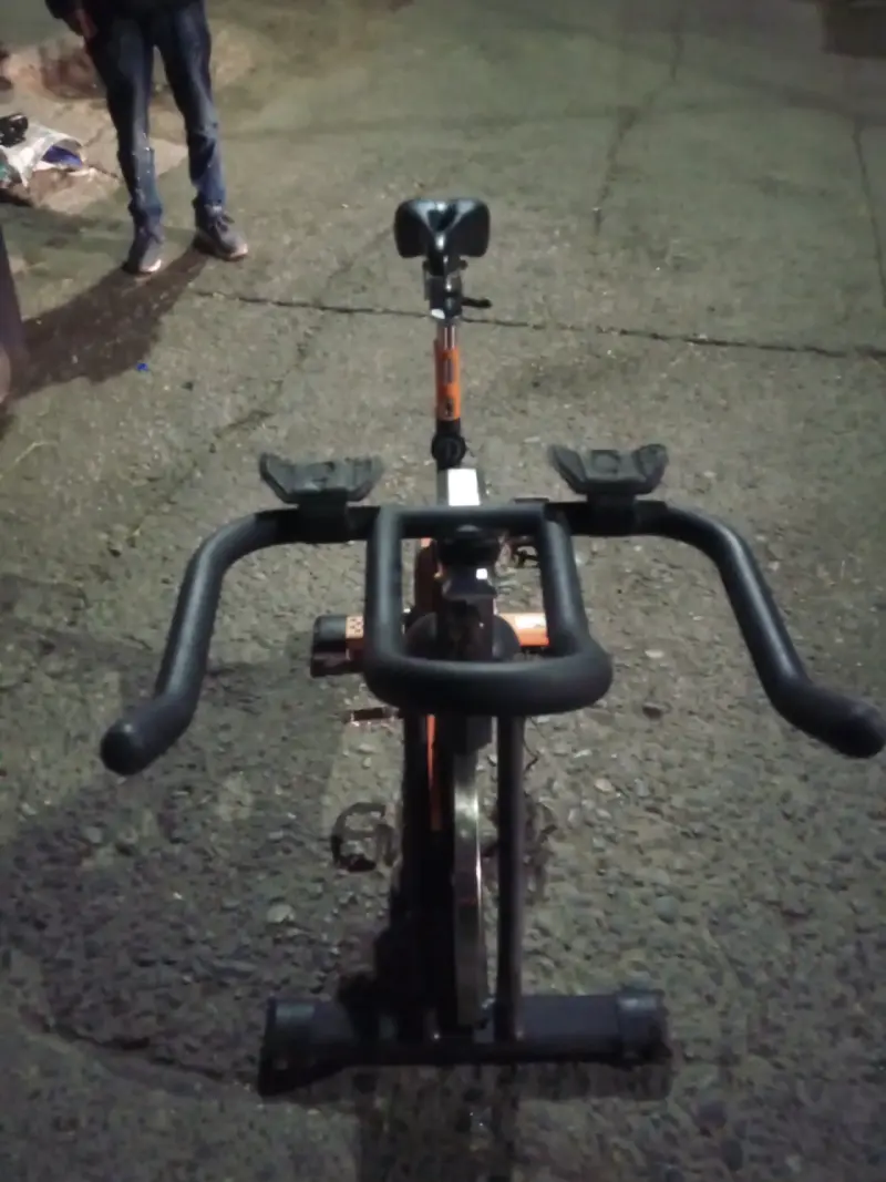 Bicicleta de spinning negra - 2