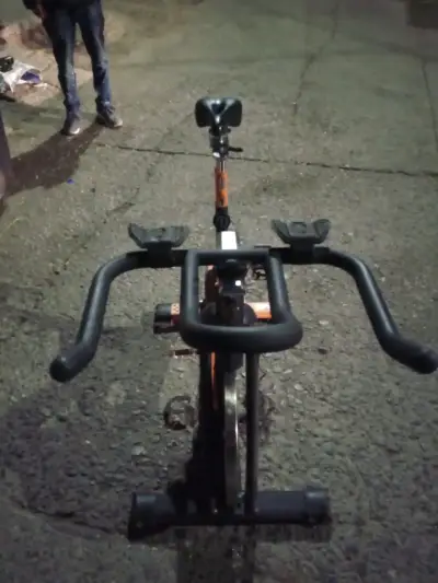 Bicicleta de spinning negra - miniatura 2