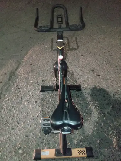 Bicicleta de spinning negra - miniatura 3