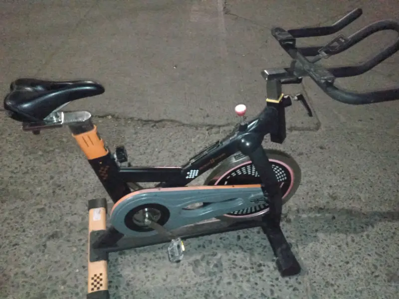 Bicicleta de spinning negra - 5