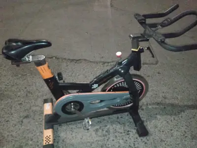 Bicicleta de spinning negra - miniatura 5