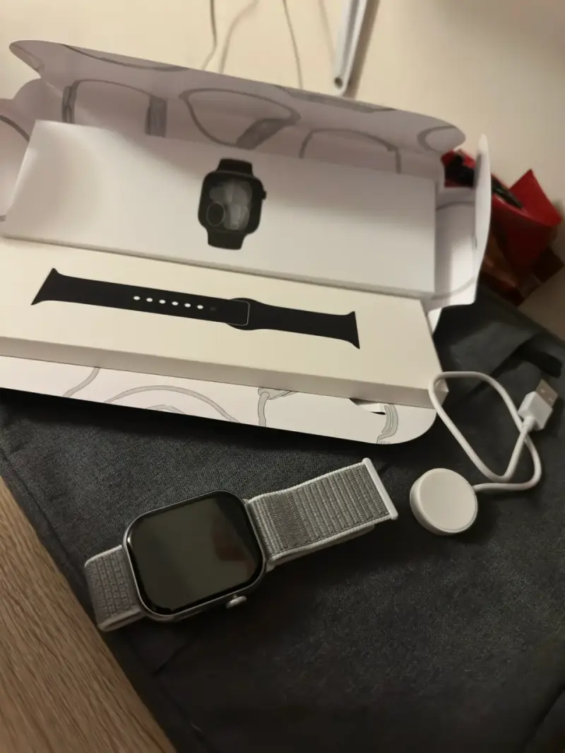 Smartwatch con correa gris - 2