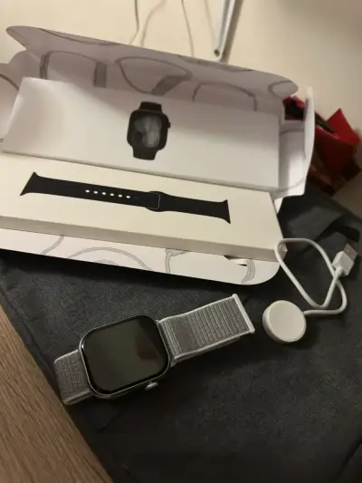 Smartwatch con correa gris - miniatura 2