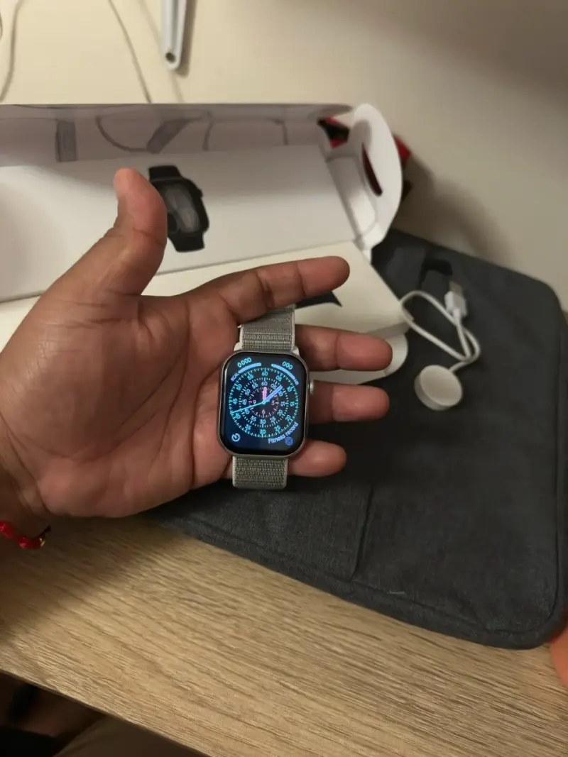 Smartwatch con correa gris - 3