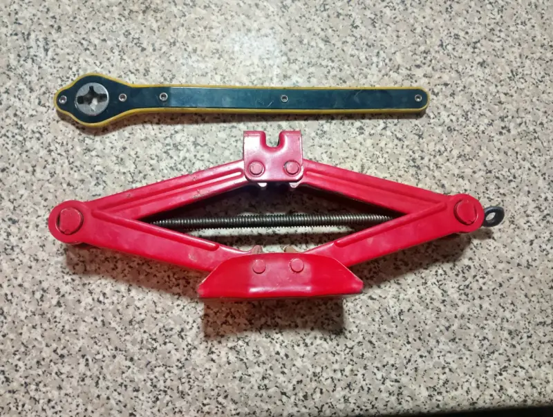 Gato tornillo rojo con llave
