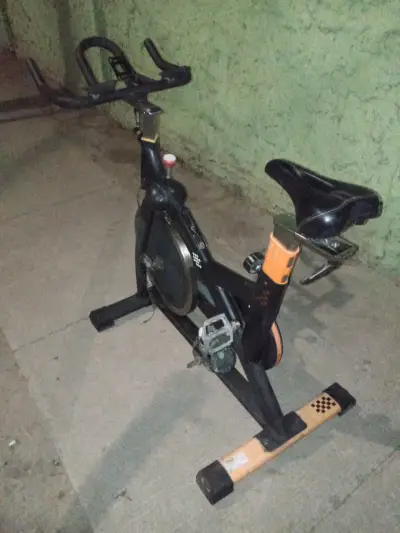 Bicicleta estática para ejercicios - miniatura 1