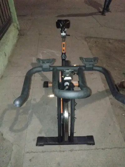 Bicicleta estática para ejercicios - miniatura 2