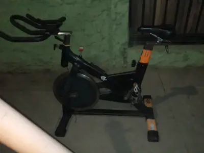 Bicicleta estática para ejercicios - miniatura 3