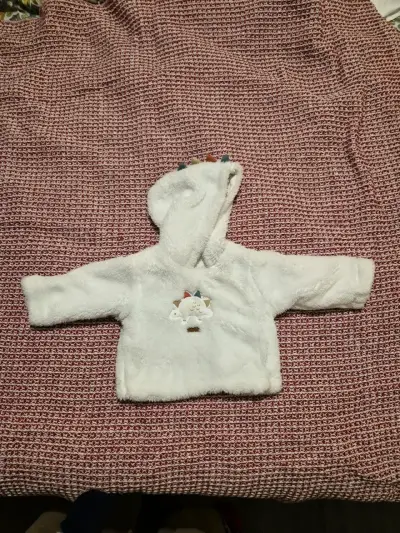 Abrigo blanco de bebé - miniatura 1