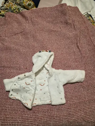 Abrigo blanco de bebé - miniatura 2
