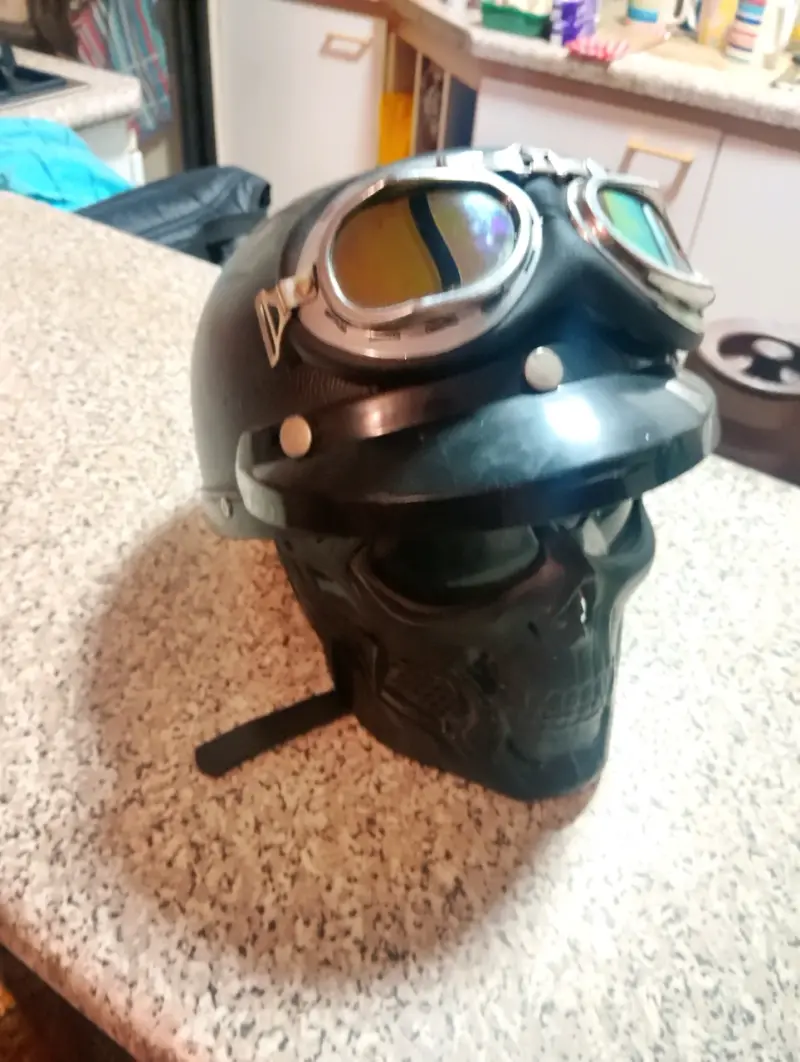 Casco de moto con gafas estilo vintage