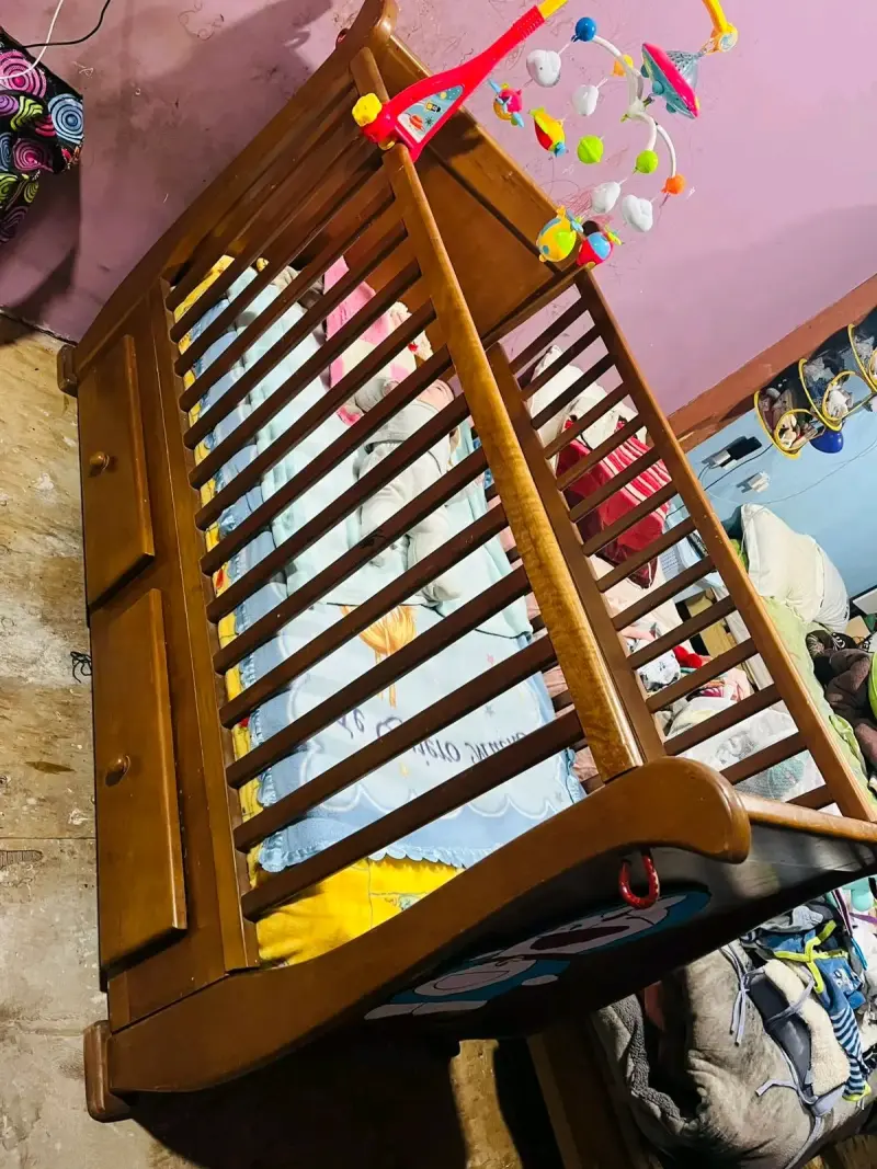 Cuna de madera con cajones y colchón - 1