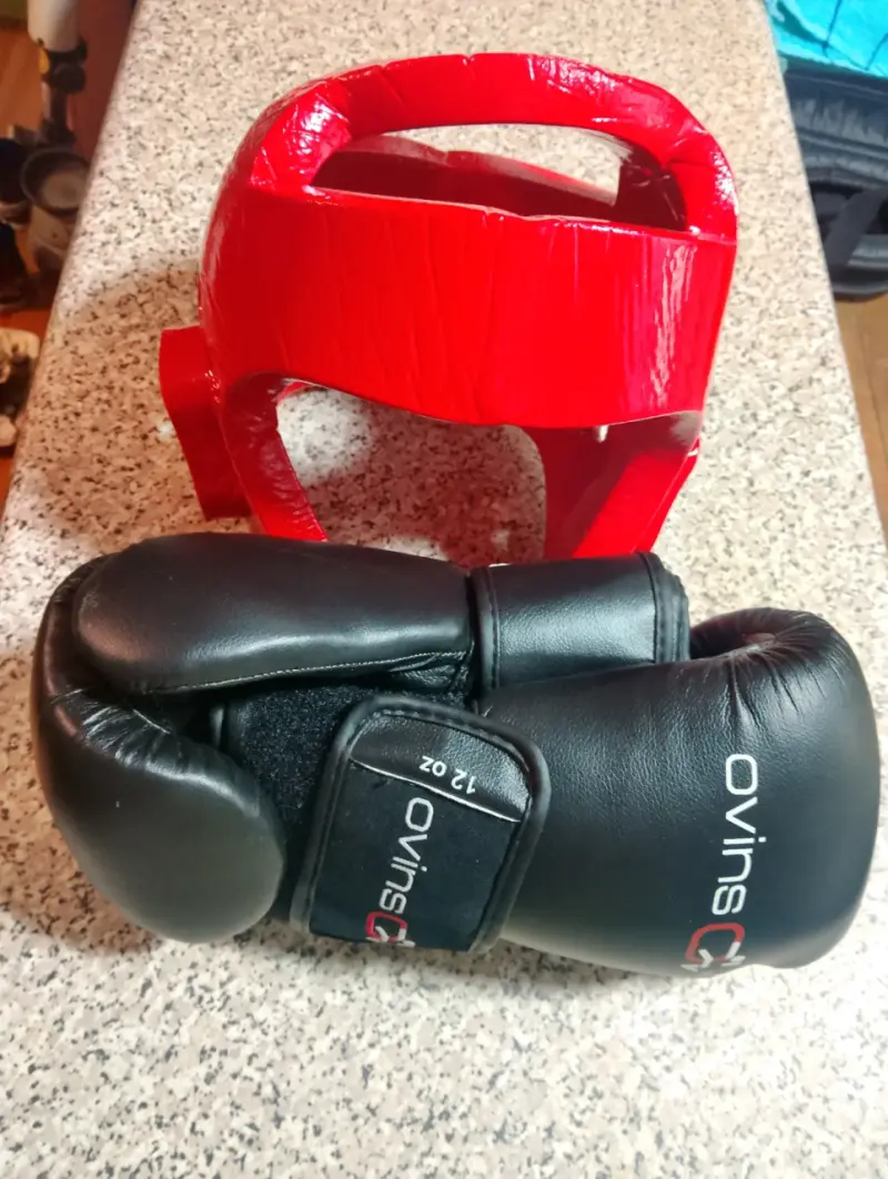 Guantes y casco de boxeo