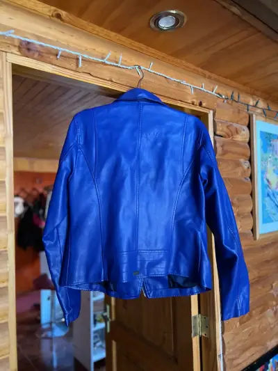 Chaqueta azul de cuero - miniatura 1