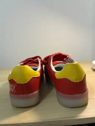 Zapatillas rojas de velcro para niños - miniatura 2