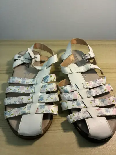 Sandalias blancas de cuero - miniatura 2