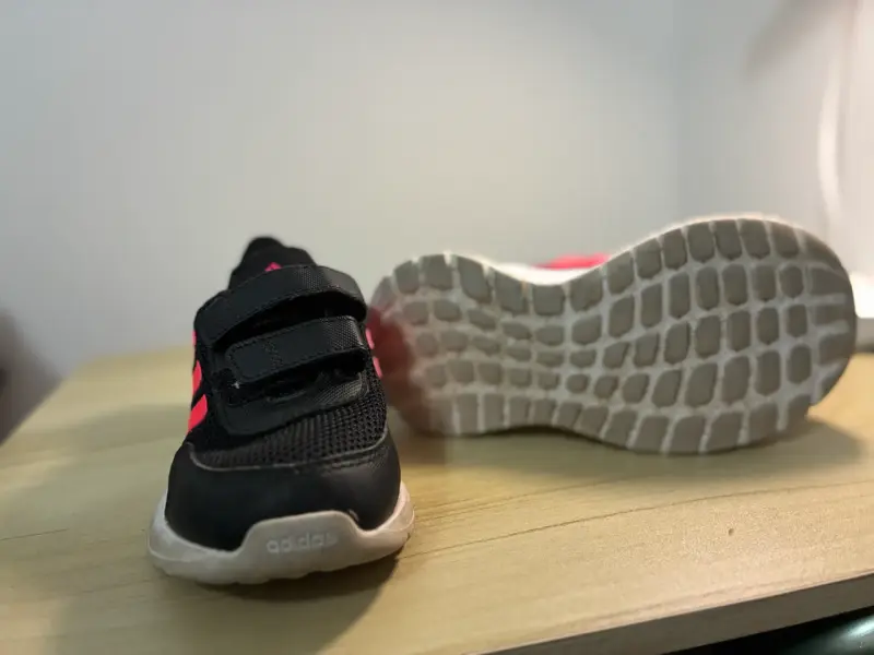 Zapatillas negras con velcro Adidas - 1