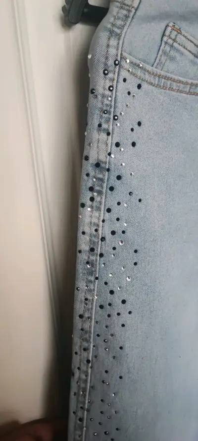 Jeans azul con detalles brillantes elásticado - miniatura 2