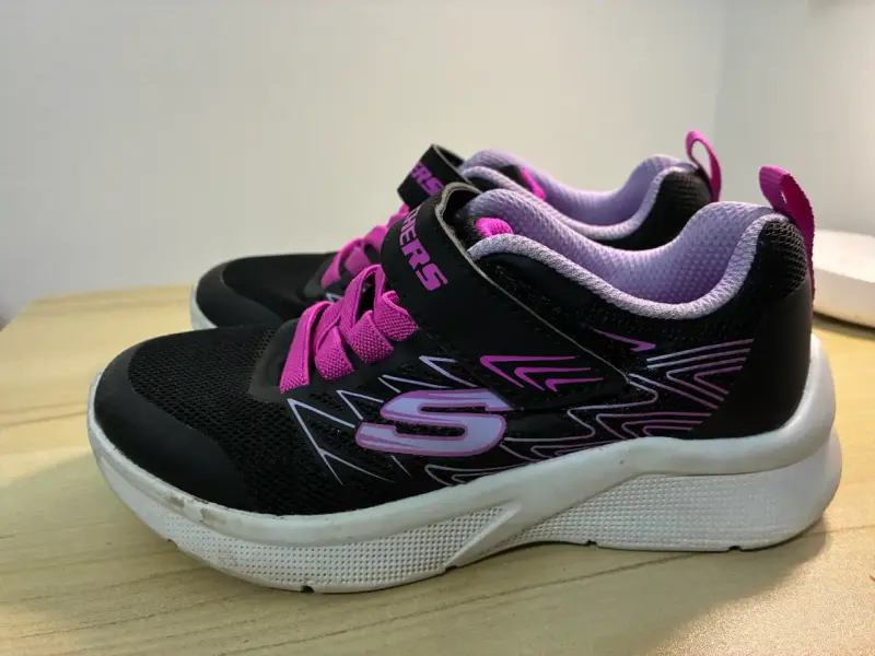 Zapatillas Skechers negras y rosadas - 2
