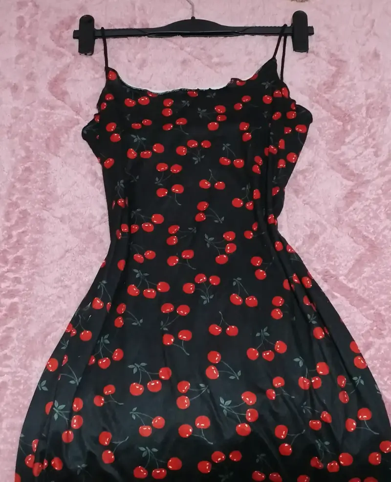 Vestido negro con cerezas