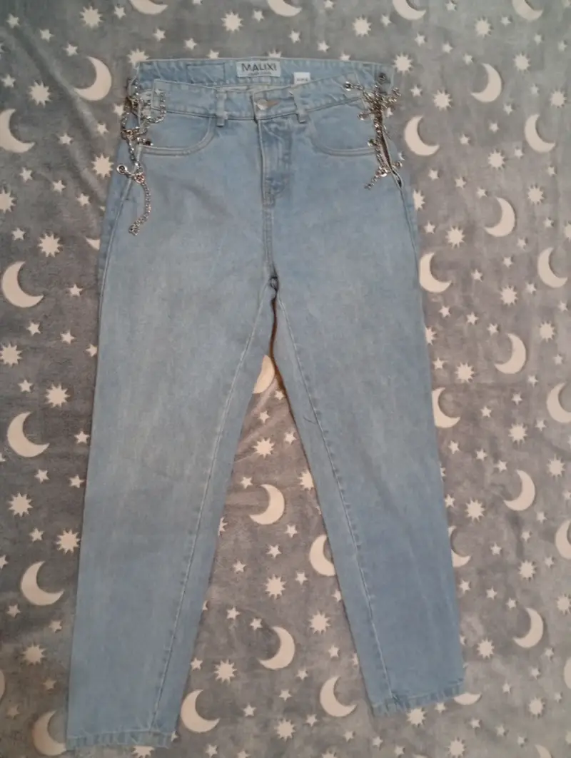 Jeans celestes con cadenas
