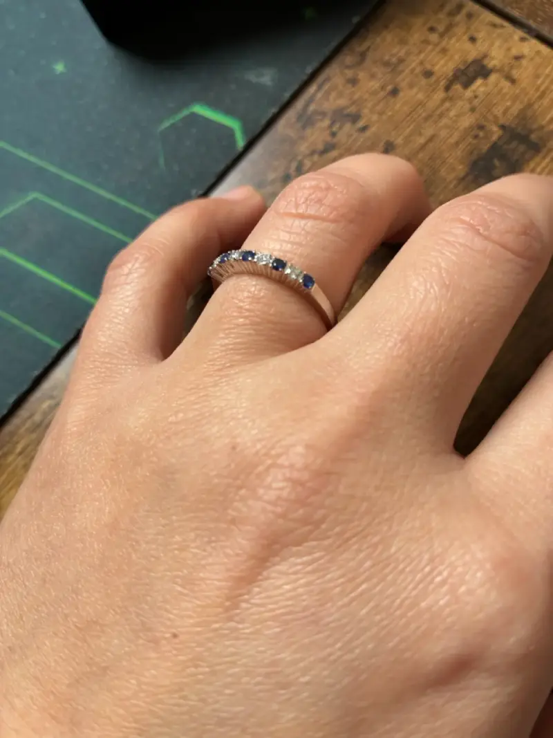 Anillo de oro blanco con diamante y zafiro - 2
