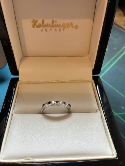 Anillo de oro blanco con diamante y zafiro - miniatura 4