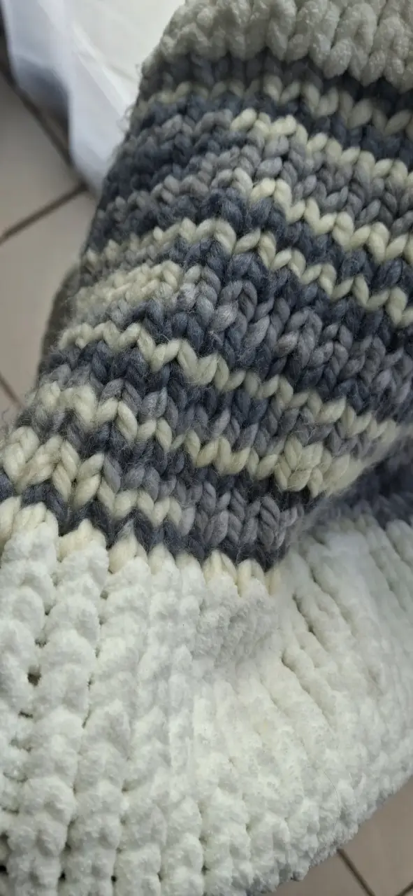 Chal tejido a rayas gris y blanco - 1