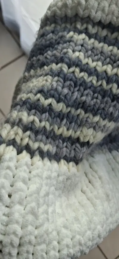Chal tejido a rayas gris y blanco - miniatura 1